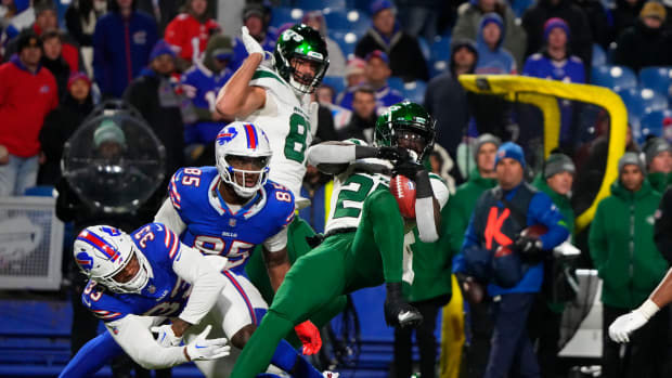 Jets' RB Israel Abanikanda returns a kickoff against the Bills in Week 11